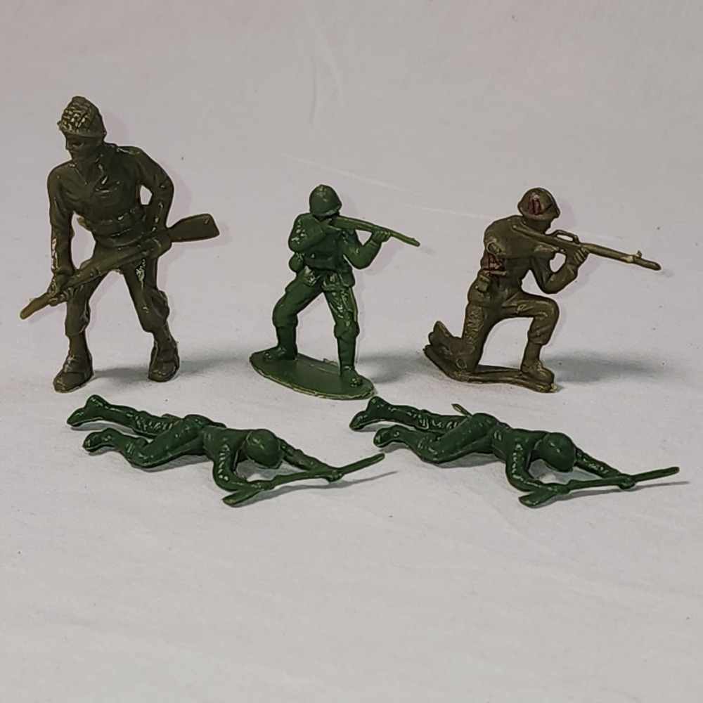 Vintage Green Plastic Army Military Soldiers Figures Hong Kong  Lot of 5 Combat